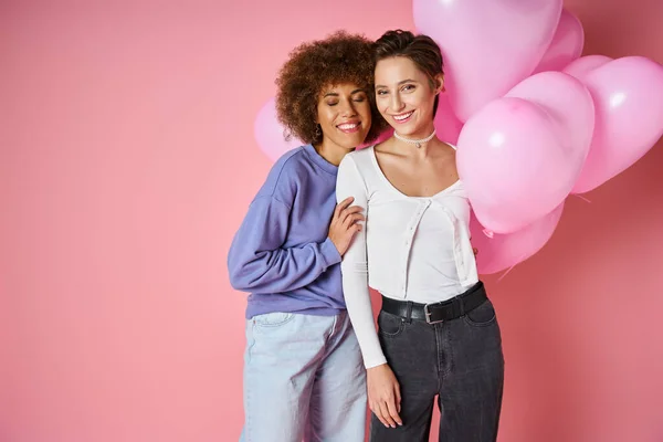 Valentinstag Konzept Fröhliches Multikulturelles Lesbisches Paar Lächelt Bei Herzförmigen Luftballons — Stockfoto