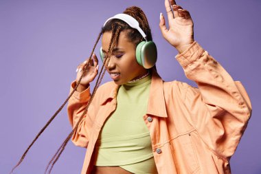 20 'li yaşlarda radyo kulaklıklarıyla müzik dinleyen, ritme ayak uyduran Afro-Amerikan bir kız.