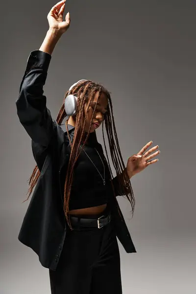 Молодая Африканская Американская Девушка Лет Танцует Слушая Музыку Беспроводных Наушниках — стоковое фото