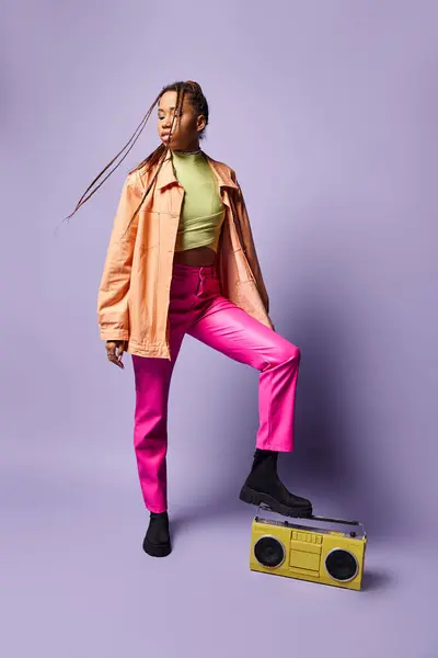 Elegante Chica Afroamericana Con Rastas Pisando Boombox Retro Sobre Fondo — Foto de Stock