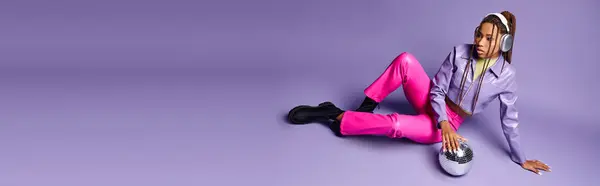 Mujer Afroamericana Audífonos Inalámbricos Moda Sentados Cerca Bola Disco Púrpura —  Fotos de Stock