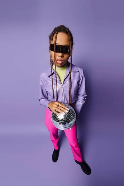 Young African American Woman Trendy Sunglasses Holding Disco Ball Chain — Stock Photo, Image