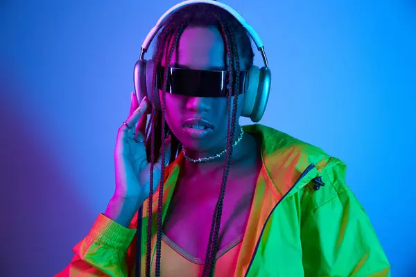 Young African American Woman Headphones Stylish Sunglasses Posing Studio Neon — Stock Photo, Image