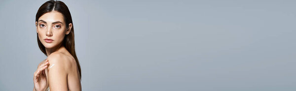 Молодая, чистокожая белая женщина с брюнетками, уверенно позирующая со сливками на плече, баннер