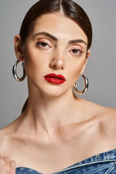 Eine Junge Kaukasische Frau Mit Brünetten Haaren Rotem Lippenstift Und — Stockfoto
