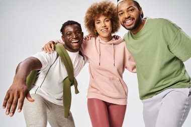 Neşeli Afro-Amerikan erkek ve kadın gri arka planda duruyor, Haziran kutlamaları