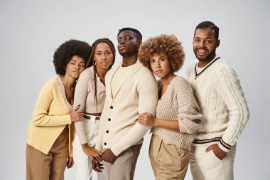 Gri arka planda duran günlük giysili beş Afrikalı Amerikalı arkadaş, Haziran konsepti.