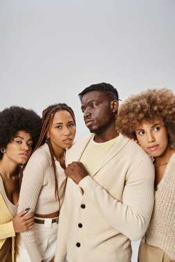 Gri arka planda duran dört Afro-Amerikan vatandaşı, Haziran konsepti
