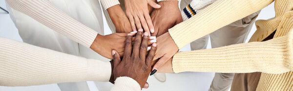 знамя африканских американцев, складывающих вместе руки на сером фоне, 14 июня