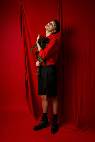 Homme Paisible Heureux Short Avec Bretelles Embrassant Bouquet Roses Près — Photo