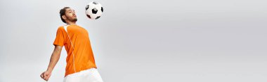 Genç, yakışıklı, Afro-Amerikalı, rahat spor giyimli, aktif futbol oynayan adam.