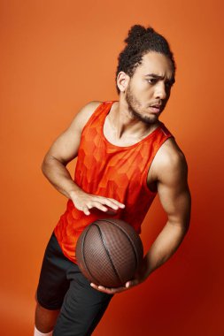 Spor giysili, neşeli Afro-Amerikan adam kollarıyla kameraya neşe içinde gülümsüyor.