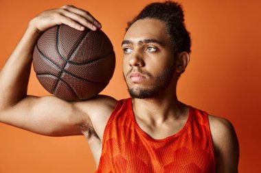 Spor giysili, neşeli Afro-Amerikan adam kollarıyla kameraya neşe içinde gülümsüyor.