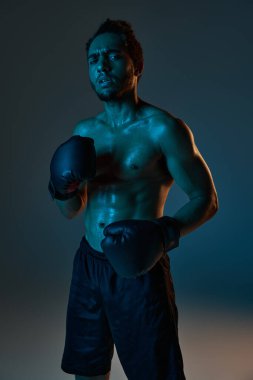 Spor giysili, neşeli Afro-Amerikan adam kollarıyla kameraya neşe içinde gülümsüyor.