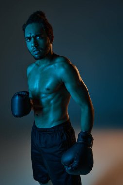 Spor giysili, neşeli Afro-Amerikan adam kollarıyla kameraya neşe içinde gülümsüyor.