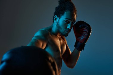 Spor giysili, neşeli Afro-Amerikan adam kollarıyla kameraya neşe içinde gülümsüyor.