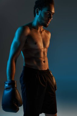 Spor giysili, neşeli Afro-Amerikan adam kollarıyla kameraya neşe içinde gülümsüyor.