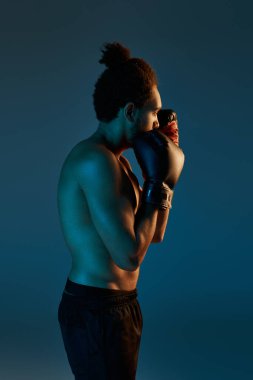 Spor giysili, neşeli Afro-Amerikan adam kollarıyla kameraya neşe içinde gülümsüyor.