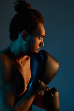 Spor giysili, neşeli Afro-Amerikan adam kollarıyla kameraya neşe içinde gülümsüyor.