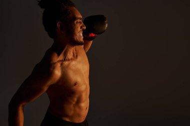 Spor giysili, neşeli Afro-Amerikan adam kollarıyla kameraya neşe içinde gülümsüyor.