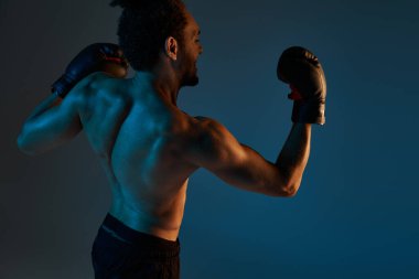 Spor giysili, neşeli Afro-Amerikan adam kollarıyla kameraya neşe içinde gülümsüyor.