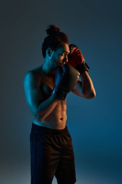 Spor giysili, neşeli Afro-Amerikan adam kollarıyla kameraya neşe içinde gülümsüyor.