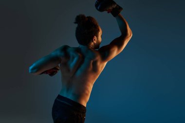 Spor giysili, neşeli Afro-Amerikan adam kollarıyla kameraya neşe içinde gülümsüyor.