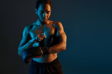 Spor giysili, neşeli Afro-Amerikan adam kollarıyla kameraya neşe içinde gülümsüyor.