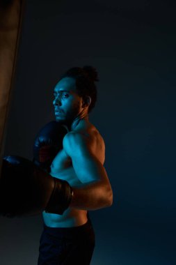 Spor giysili, neşeli Afro-Amerikan adam kollarıyla kameraya neşe içinde gülümsüyor.