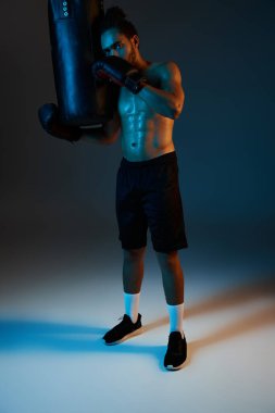 Spor giysili, neşeli Afro-Amerikan adam kollarıyla kameraya neşe içinde gülümsüyor.