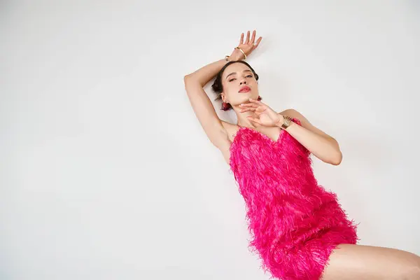 Brunette Sexy Gaya Wanita Dalam Merah Muda Gaun Memegang Lengan — Stok Foto