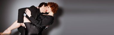 Yakışıklı adam güzel kız arkadaşını sıkıca tutuyor öpüşmeye hazırlanıyor, seksi çift, afiş