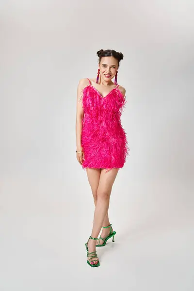 Foto Comprimento Total Mulher Bonita Morena Vestido Rosa Posando Glamorosamente — Fotografia de Stock