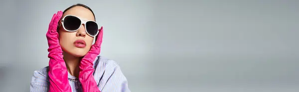 Привлекательная Женщина Фиолетовой Рубашке Жемчуге Солнечных Очках Нежно Прикасаясь Лицу — стоковое фото