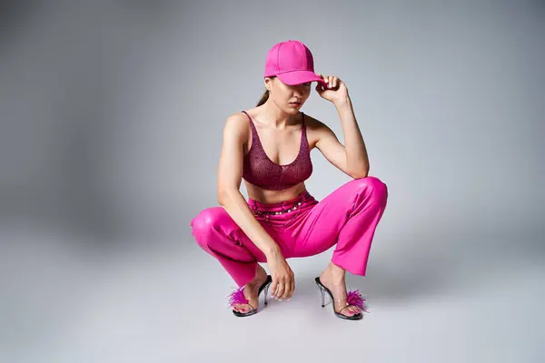 Fancy Brunette Woman Red Top Pink Trousers Touching Stylish Cap — Stock Photo, Image