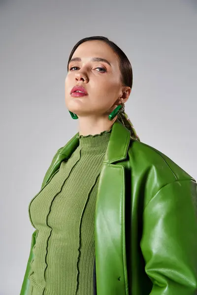 Tamamen Yeşil Moda Giyinmiş Kendine Güvenen Esmer Kadın Gri Arka — Stok fotoğraf