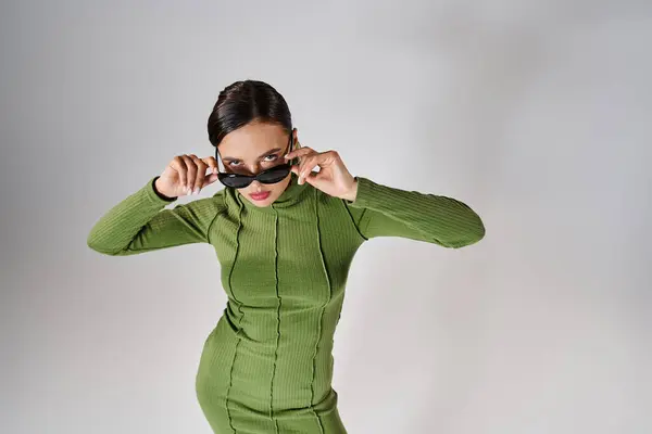 Draufsicht Einer Frau Grünem Outfit Die Ihre Brille Mit Beiden — Stockfoto