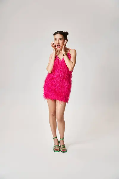 Speels Meisje Trendy Roze Jurk Giechelen Aanraken Van Haar Gezicht — Stockfoto