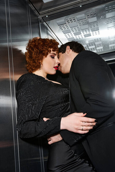 страстная любящая пара в элегантном черном платье и обниматься в лифте после свидания