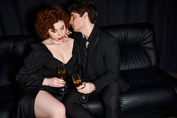 привлекательная девушка и парень проводит время на диване с бокалами шампанского, сексуальная пара