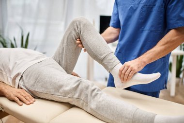 Mavi bornozlu, çalışkan bir doktorun yetişkin bir hastaya randevuda esnemesine yardımcı olması.