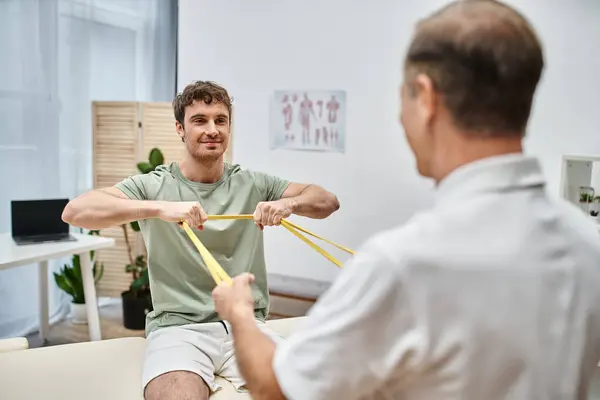 Görünümlü Olgun Bir Doktor Hastasının Dizlerini Kontrol Ediyor Rehabilitasyon Konsepti — Stok fotoğraf