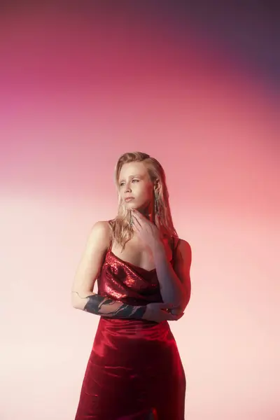 Femme Élégante Blonde Robe Rouge Avec Paillettes Bijoux Luxe Posant — Photo