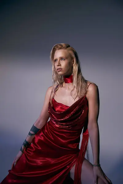 Attrayant Modèle Féminin Élégant Avec Tatouage Robe Élégante Rouge Posant — Photo