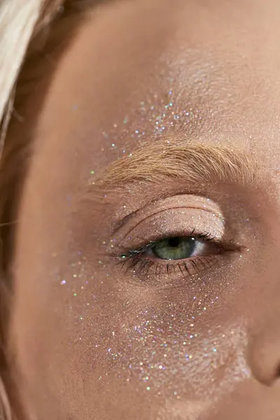 Närbild Ung Kvinna Med Grönt Öga Och Glänsande Glitter Ansiktet — Stockfoto