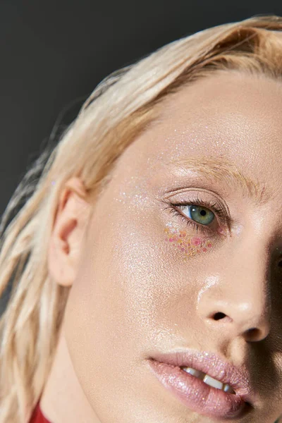 Attraktiv Ung Kvinna Med Glitter Ansiktet Och Vackra Gröna Ögon — Stockfoto
