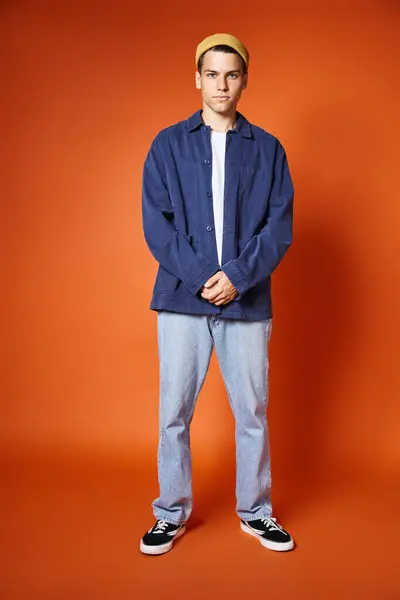 Attraktiver Junger Mann Stylischem Outfit Und Gelbem Hut Vor Terrakottahintergrund — Stockfoto
