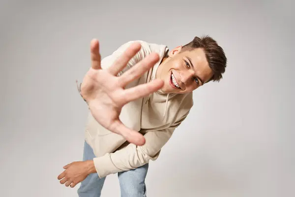 Çekici Bir Adam Öne Eğiliyor Elini Kameraya Uzatıyor — Stok fotoğraf
