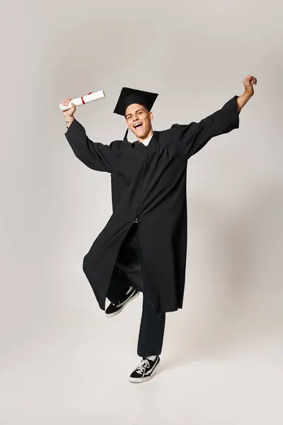 Fröhlicher Student Diplom Outfit Froh Sein Studium Vor Grauem Hintergrund — Stockfoto