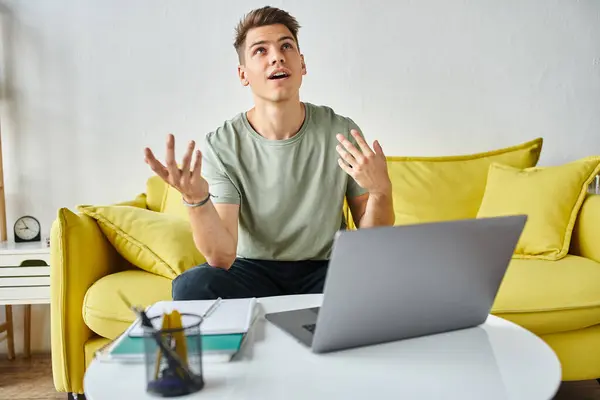 Schöner Mann Gelbem Sofa Mit Laptop Auf Couchtisch Spricht Bewunderung — Stockfoto